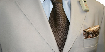 Hochzeitsanzug in hell braun und creme mit Einstecktuch