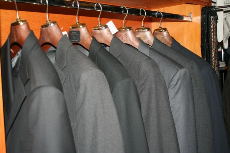 Business Anzüge grau schwarz blau in Schurwolle