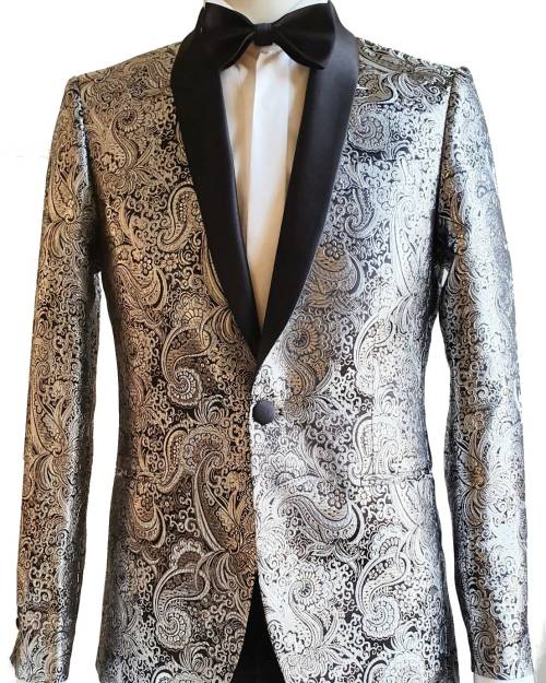 Barockes Dinner Jacket mit Musterung in silber und schwarz und slim fit Passform