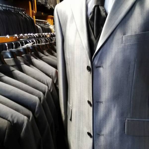 Longjacket für den Bräutigam in silber grau inklusive Hochzeitsweste und Plastron-Set