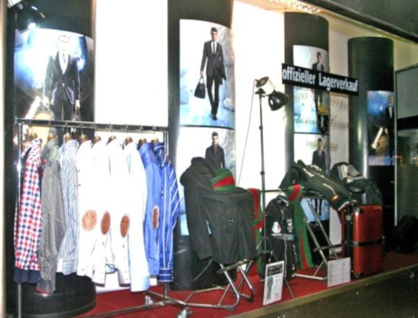 b7 Anzug Outlet Schaufenster mit Sale Produkten wie Herrenhemden made in Italy