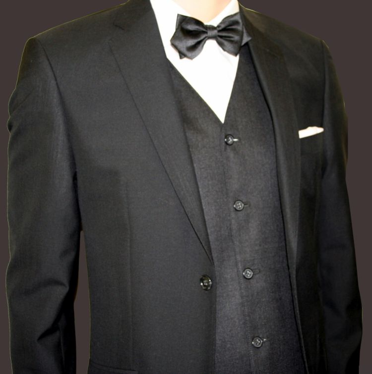 Komplett Outfit Herrenanzug, Weste, Fliege, Einstecktuch und Herrenhemd mit Umschlagmanschette