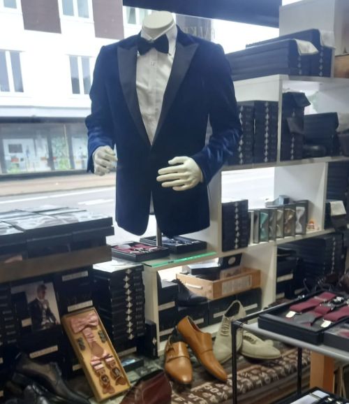 Smoking Jacket Samt bzw. Velvet im Schaufenster in dunkel blau