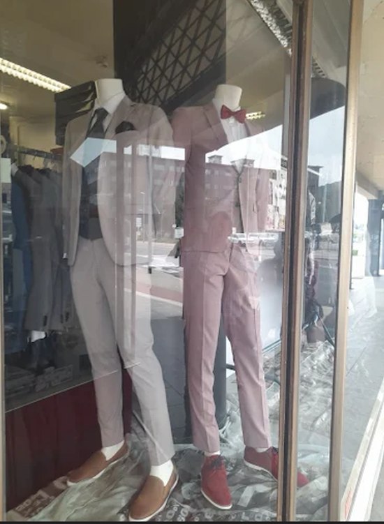 Hochzeitsanzüge im b7 Anzug Outlet Schaufenster in beige und altrosa
