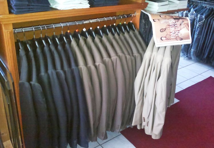 Braune und schwarze Hochzeitsanzüge für den Bräutigam in den gängigen Herrengrößen